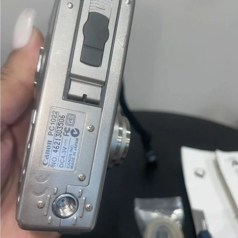 Canon PowerShot ELPH SD500 7.1MP Digital Camera Silver / Battery & Charger
